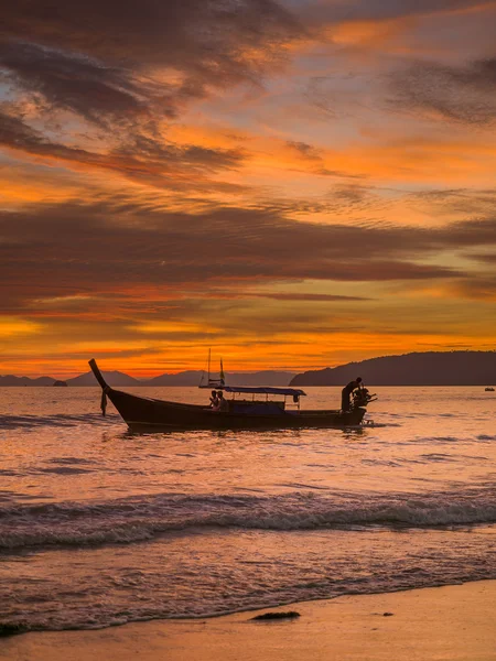 Sonnenuntergang am Strand von ao nang — Stockfoto
