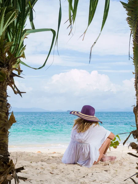 Donna sulla spiaggia in Thailandia — Foto Stock