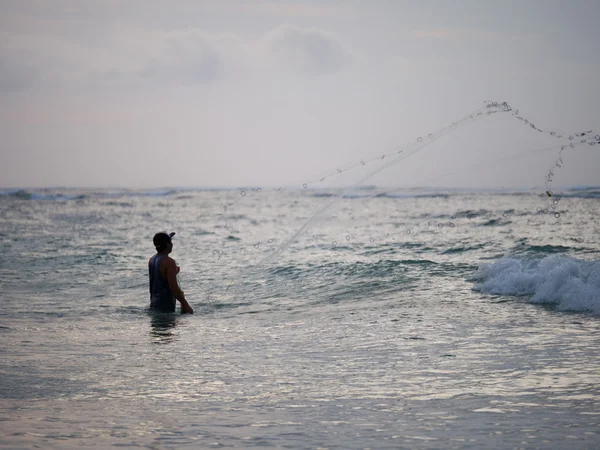 Pescatore sulla spiaggia di Kuta a Bali — Foto Stock