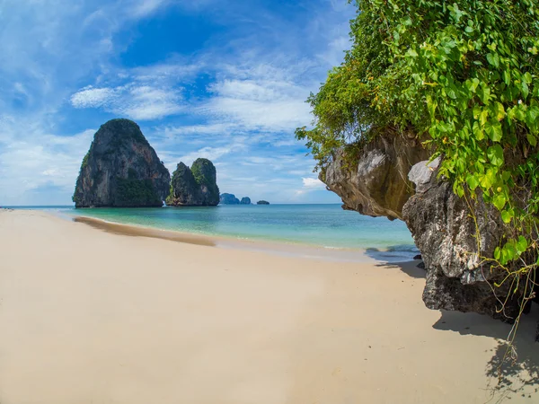 Le thailand de plage tropicale ferroviaire — Photo