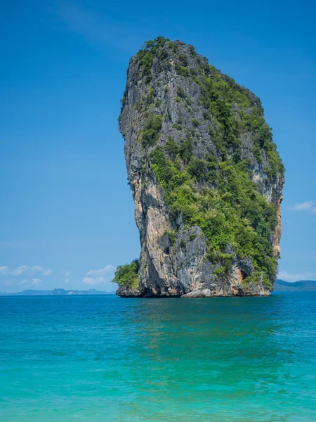 Eau claire et ciel bleu. Plage dans la province de Krabi . — Photo