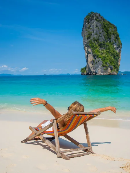 Mulher relaxante na praia na Tailândia — Fotografia de Stock