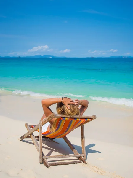 Mulher relaxante na praia na Tailândia — Fotografia de Stock