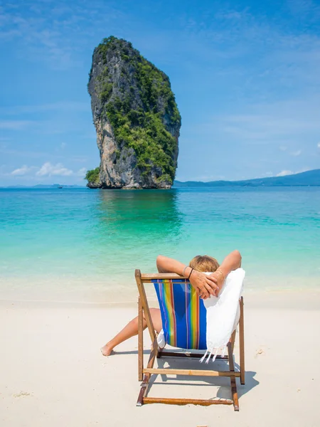 在泰国海滩上放松的女人 — 图库照片