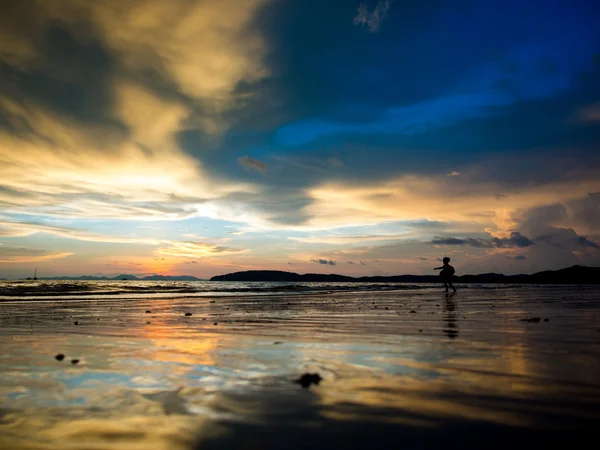Zachód słońca na plaży Ao Nang — Zdjęcie stockowe