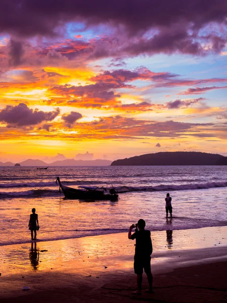 Solnedgång på stranden i Ao Nang — Stockfoto