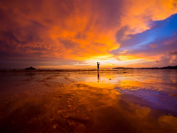 Solnedgång på stranden i Ao Nang — Stockfoto