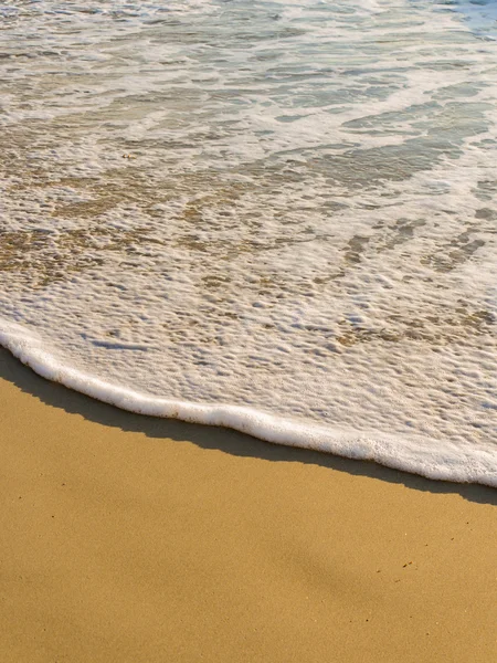 Kum plaj ve dalga — Stok fotoğraf