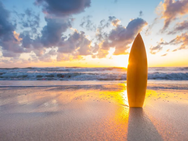 Tabla de surf en la playa al atardecer —  Fotos de Stock