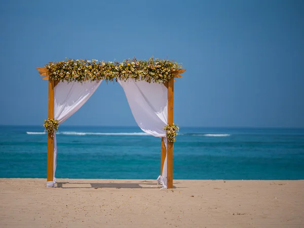 Baldachin am kuta strand in bali — Stockfoto