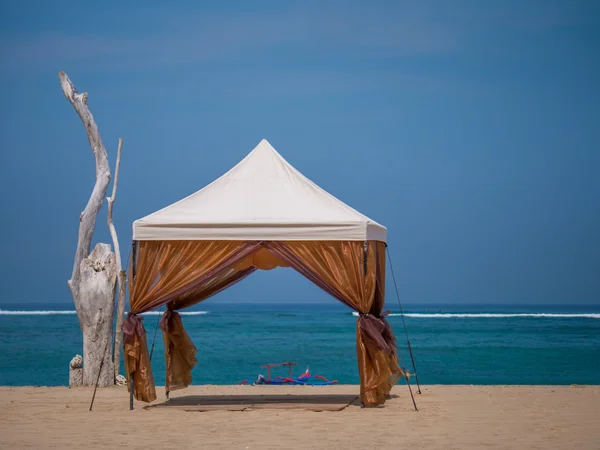 Luifel op Kuta strand in Bali — Stockfoto