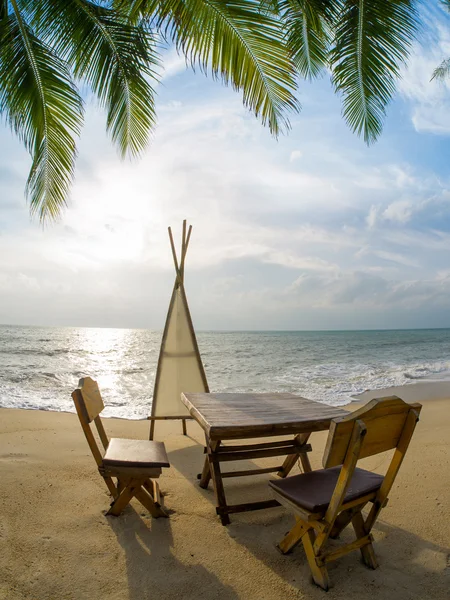 Mesa na praia ao entardecer — Fotografia de Stock