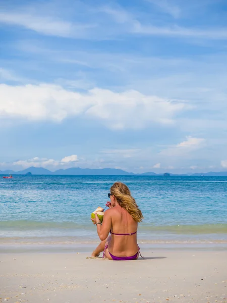 Kobieta na plaży przy drinku kokosowe — Zdjęcie stockowe