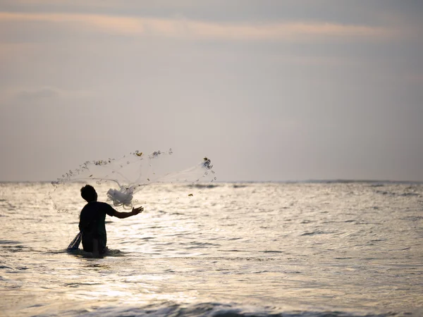 Rybář na pláži Kuta Bali — Stock fotografie