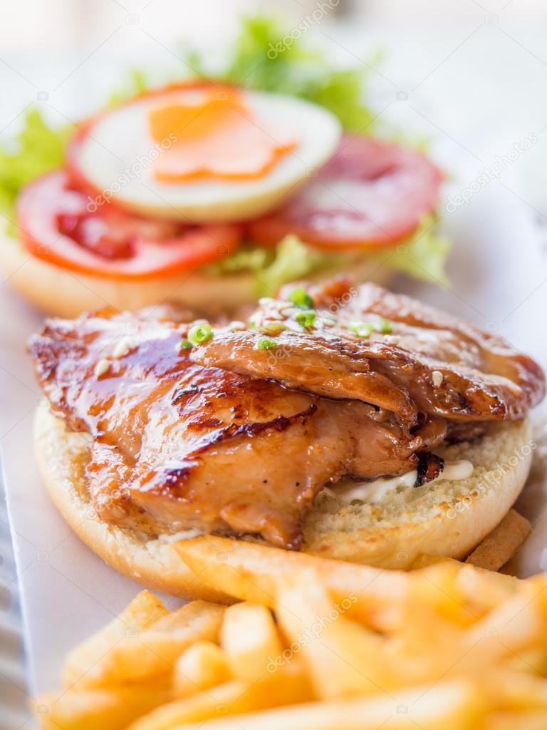 Ev Yapımı Tavuk Burger Ev Yapımı Tavuk Burger