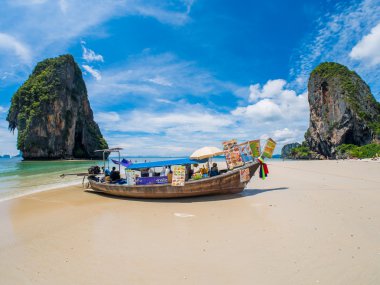 Yiyecek ve içecek satıcı Phranang Beach deki Krabi teknede