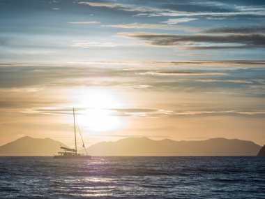 Gün batımında yelken Tayland