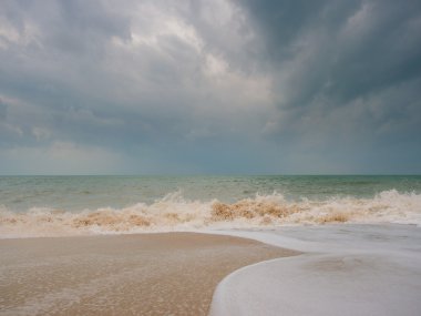 Fırtınalı deniz manzarası. Ao Nang Krabi