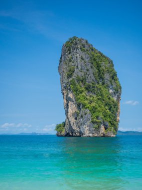 Temiz su ve mavi gökyüzü. Krabi il Beach'de.