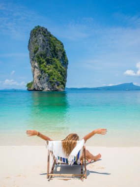 Tayland 'da sahilde dinlenen bir kadın.