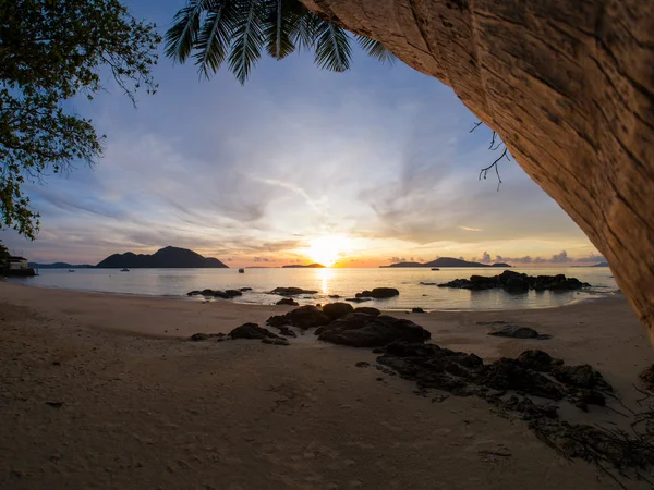 Prachtige zonsopgang in rawai phuket — Stockfoto