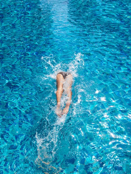 Kvinnan dykning i poolen — Stockfoto