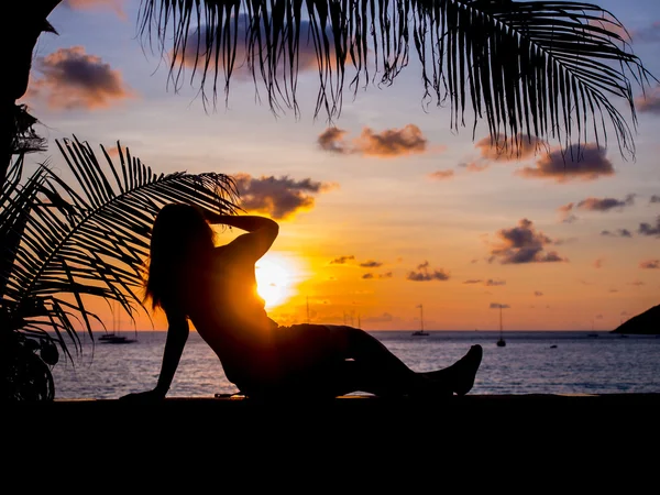 Kvinnan tittar på solnedgången i Phuket — Stockfoto