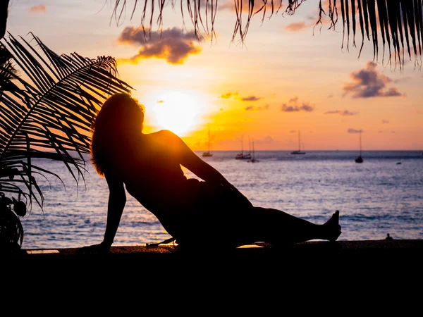 Žena, sledování západu slunce v Phuketu — Stock fotografie