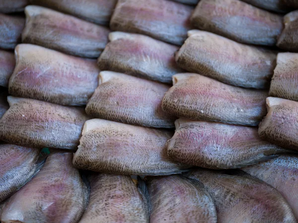 Torkade fiskar av lokala livsmedel på öppna marknaden — Stockfoto