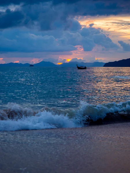 Puesta de sol en la playa de Ao Nang — Foto de Stock