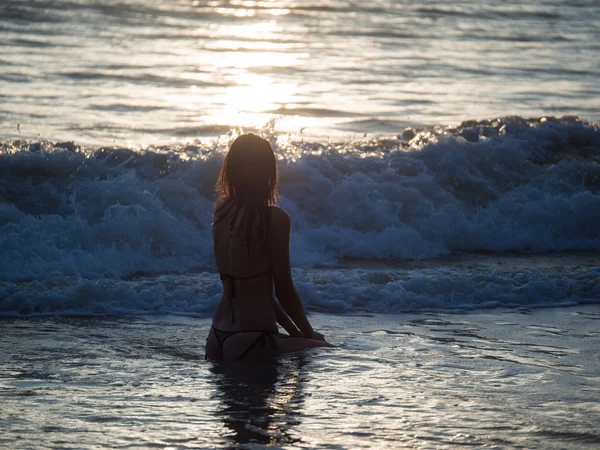 Womand, a trópusi naplemente a strandon. — Stock Fotó