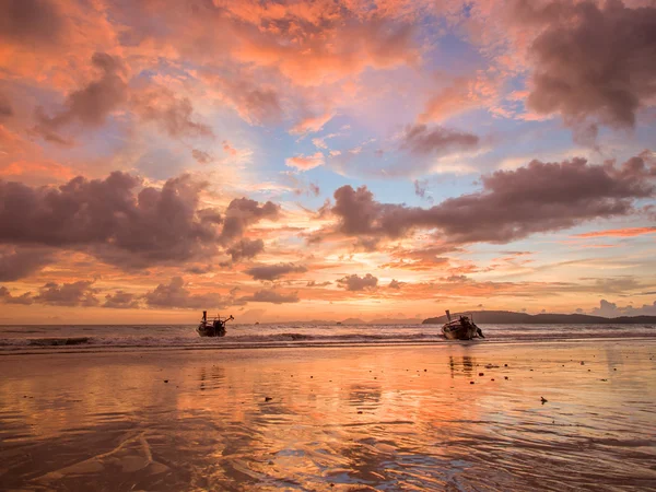 Pôr do sol na praia de Ao Nang — Fotografia de Stock