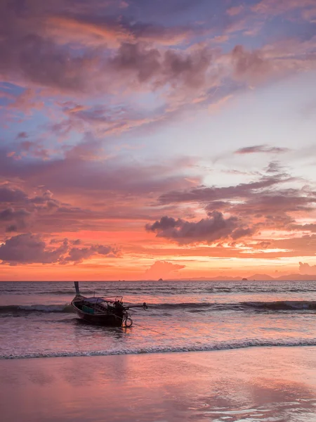 Puesta de sol en la playa de Ao Nang — Foto de Stock