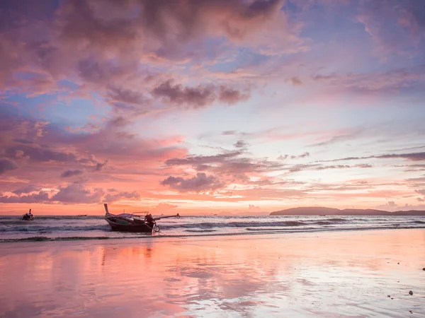 Sonnenuntergang am Strand von ao nang — Stockfoto