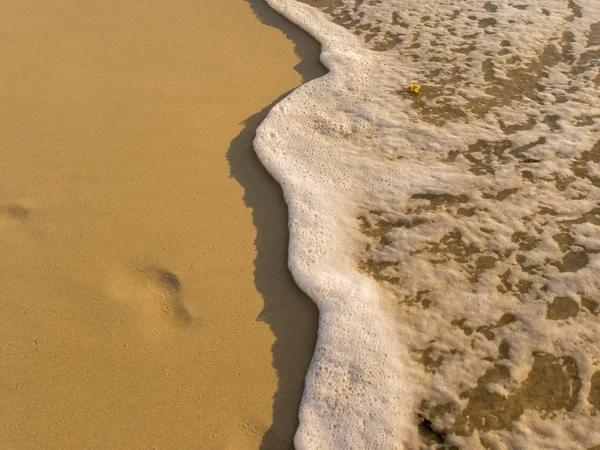 Playa de arena y ola — Foto de Stock