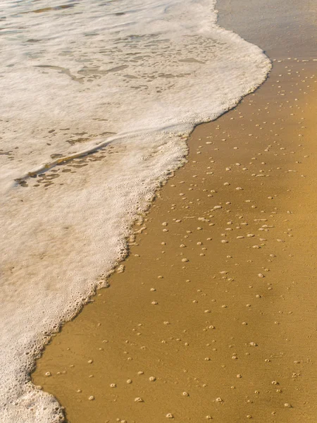 Playa de arena y ola — Foto de Stock