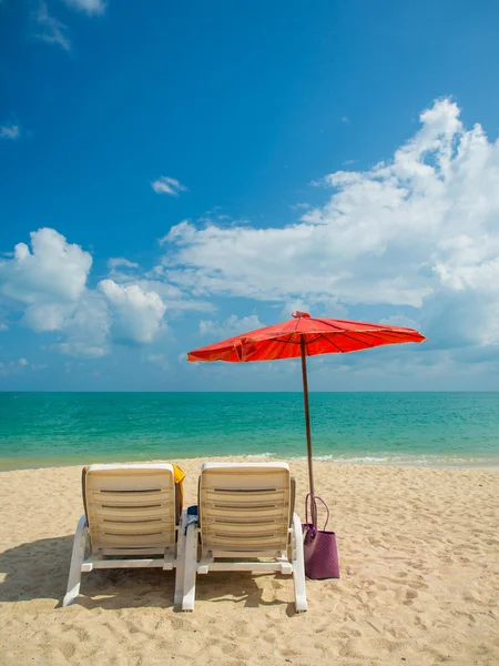 Ligstoelen in een tropisch strand — Stockfoto