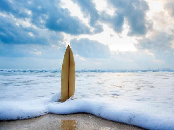 Surfboard na pláži při západu slunce — Stock fotografie