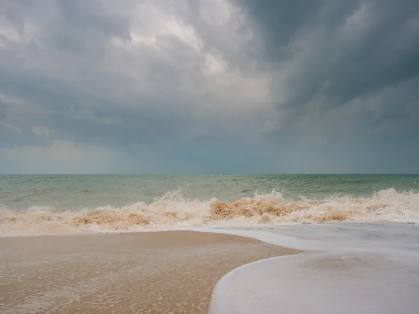 Fırtınalı deniz manzarası. Ao Nang Krabi — Stok fotoğraf