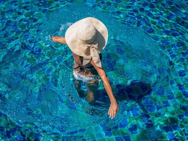 Ein Mädchen entspannt sich im Swimmingpool — Stockfoto