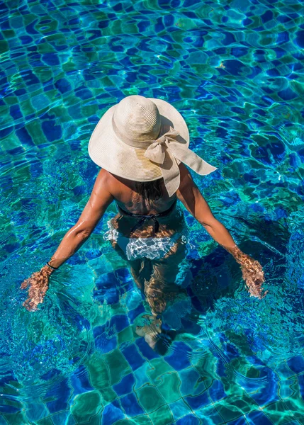 Una ragazza si rilassa in una piscina — Foto Stock