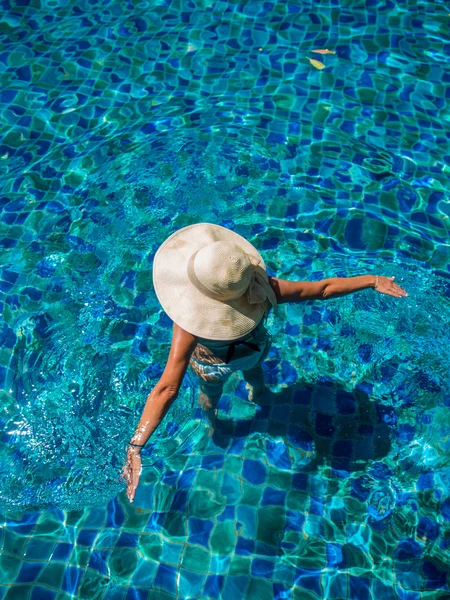 Una ragazza si rilassa in una piscina — Foto Stock