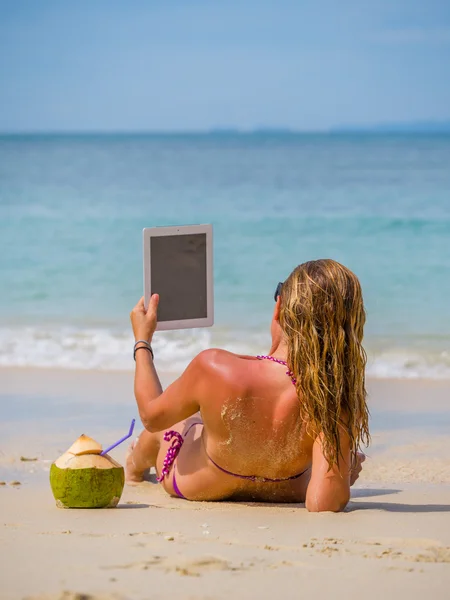 Tayland sahilde kadınla onun tablet kullanma — Stok fotoğraf