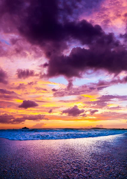 Sonnenuntergang am Strand von ao nang — Stockfoto