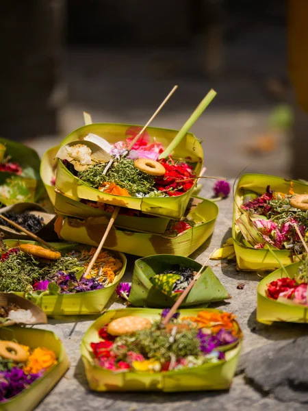 Ofrendas tradicionales balinesas a los dioses en Bali — Foto de Stock