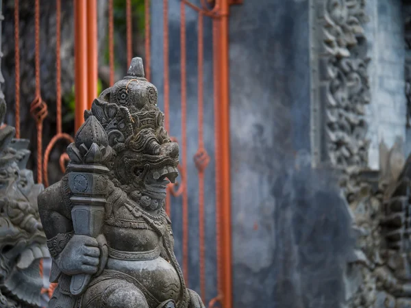 在巴厘岛寺庙入口处的监护人雕像 — 图库照片