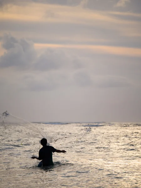 Balıkçı Bali Kuta beach üzerinde — Stok fotoğraf