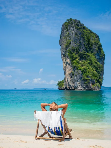 Γυναίκα χαλαρώνοντας στην παραλία στην Ταϊλάνδη — Φωτογραφία Αρχείου