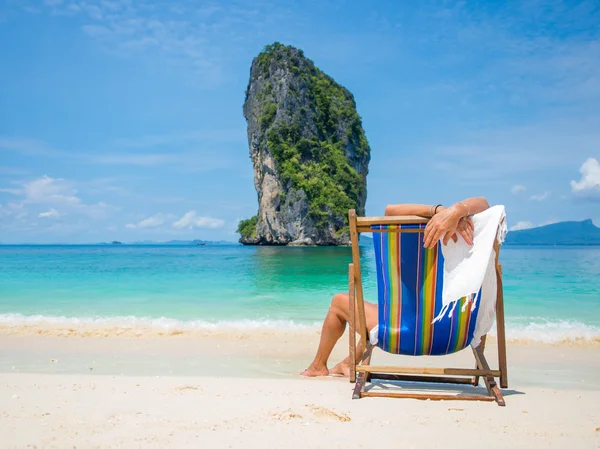 Mulher relaxante na praia na Tailândia — Fotografia de Stock