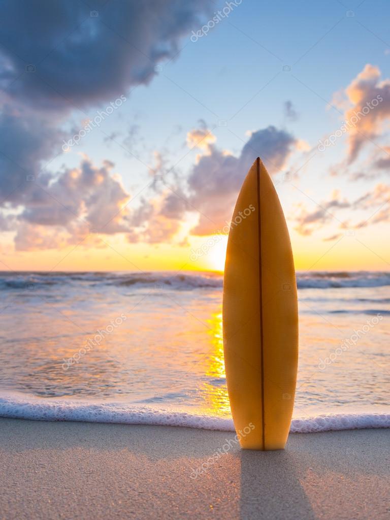 Tabla de surf en la playa al atardecer fotografía de stock © netfalls